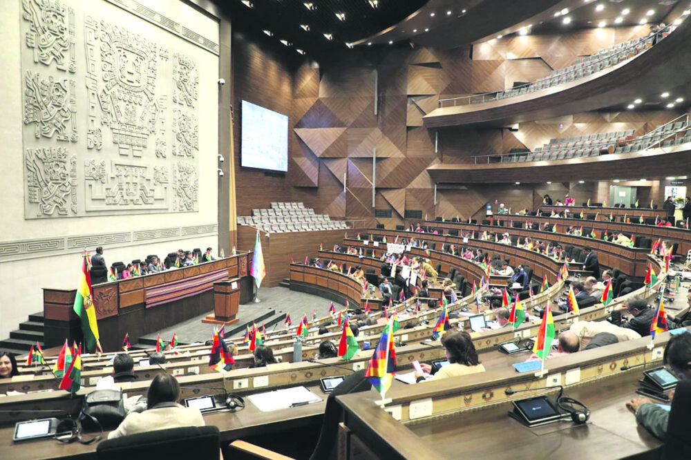 La Asamblea Legislativa Plurinacional de Bolivia, reúne a diputados y senadores representantes de todo el país