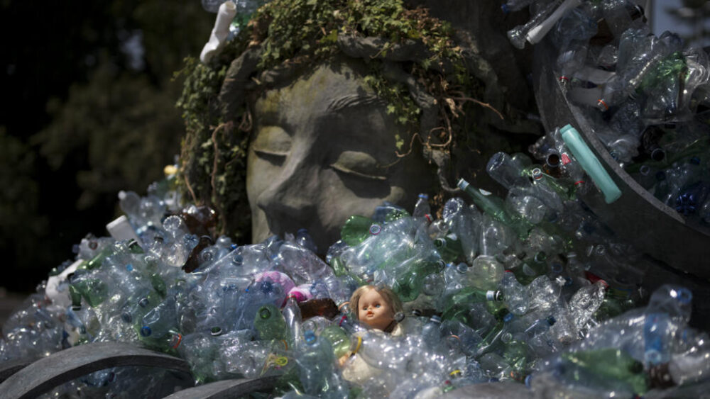 Una obra del artista y activista canadiense Benjamin Von Wong creada para las Negociaciones sobre el Tratado del Plástico, fotografiada frente a la sede de Naciones Unidas en Ginebra el 13 de agosto de 2025