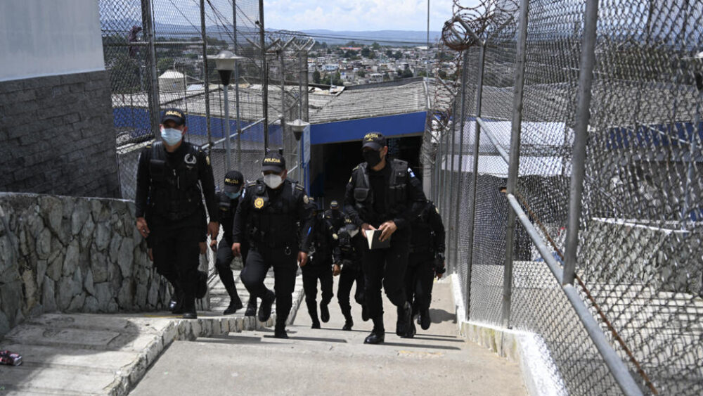 La policía lleva a cabo una inspección en el sector de la Mara 18 de la prisión Centro Preventivo de Hombres, en Ciudad de Guatemala, el 4 de septiembre de 2020