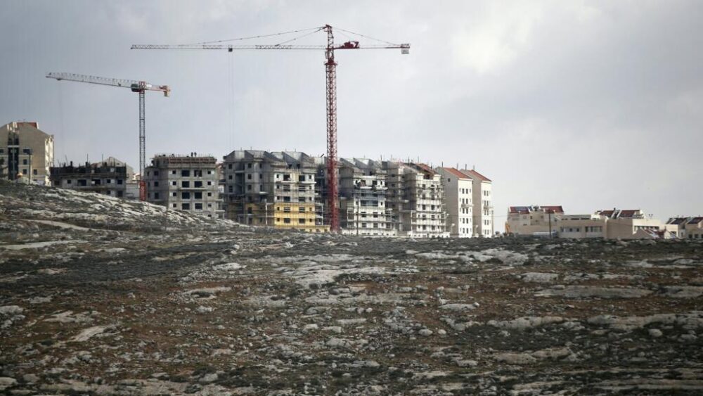 Una foto tomada el 3 de enero de 2017 muestra grúas y excavadoras israelíes en una obra de construcción de nuevas viviendas en el asentamiento judío de Kochav Ya'akov, cerca de la ciudad de Ramala, en Cisjordania.