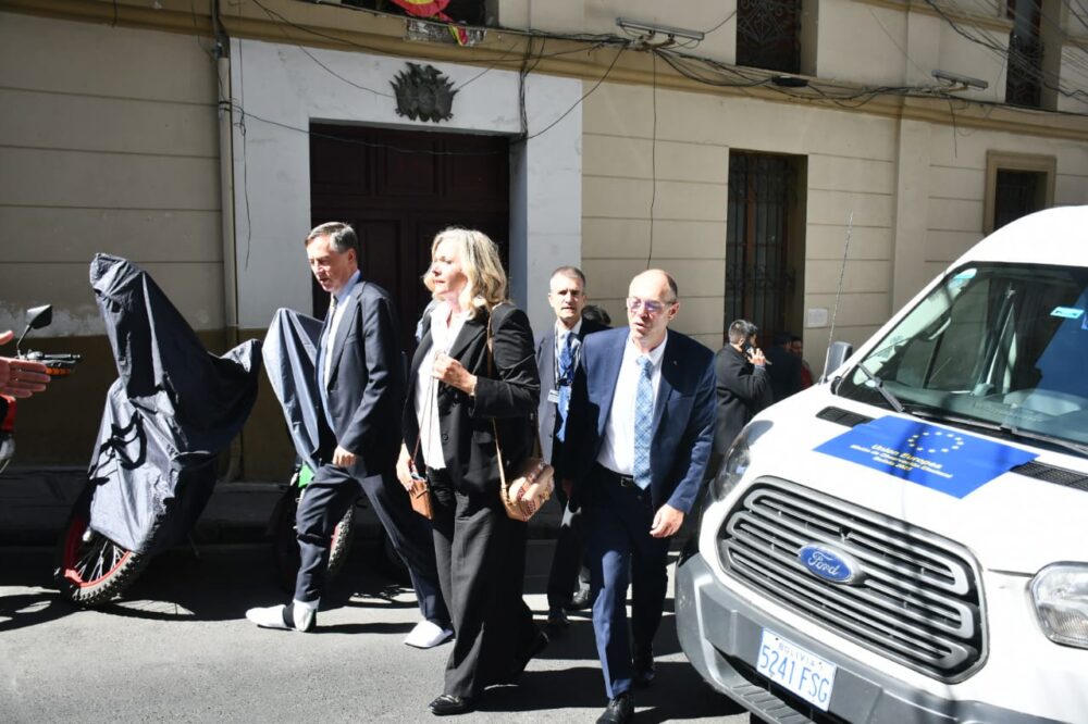 El ingreso de algunos observadores a la reunión con Arce. Foto: APG