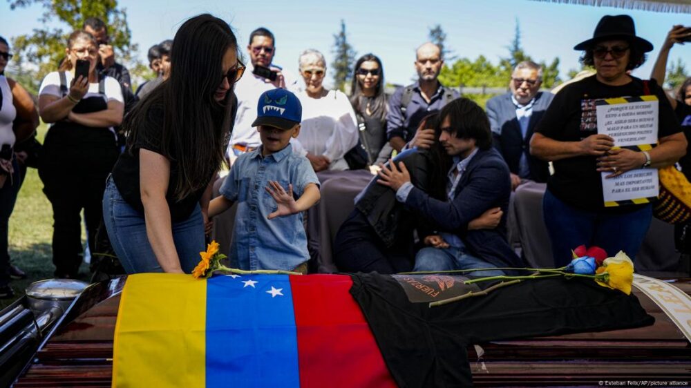La viuda, el hijo y la hermana de Ojeda lo entierran en el cementerio de Canaán, en Santiago de Chile (08.03.2024)