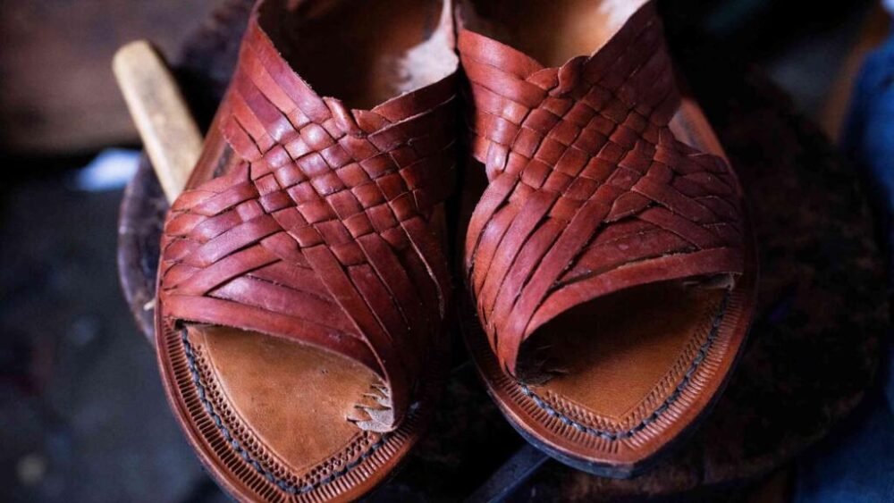 Un par de sandalias huaraches en un taller de Villa Hidalgo Yalalag, en México, el 15 de agosto de 2025.