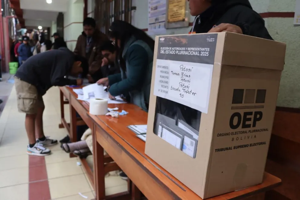 Más de siete millones de electores acuden a las urnas, este domingo. Foto: APG