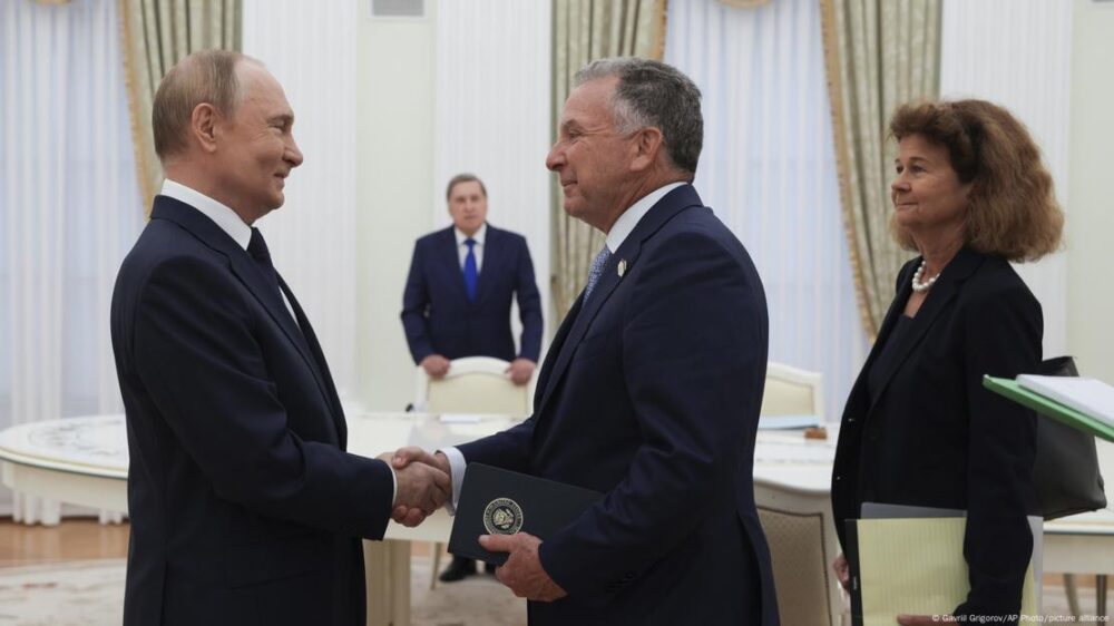 Witkoff (derecha en la imagen) y Putin se estrechan la mano durante una reunión en el Kremlin, en Moscú, Rusia (06.08.2025)
