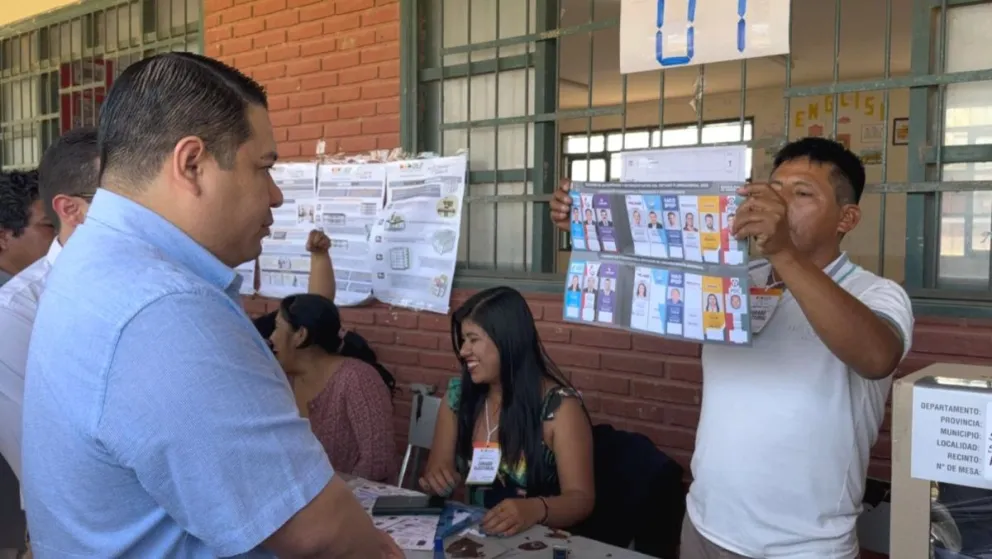 El fiscal general del Estado, Roger Mariaca, en su mesa de votación. Fuente: ABI