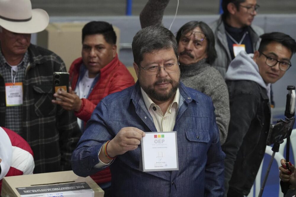 El expresidente Evo Morales saluda a sus partidarios después de votar 