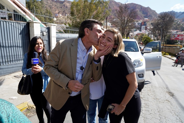 Rodrigo Paz kisses y su hija Catalina en La Paz, Bolivia. Foto AP