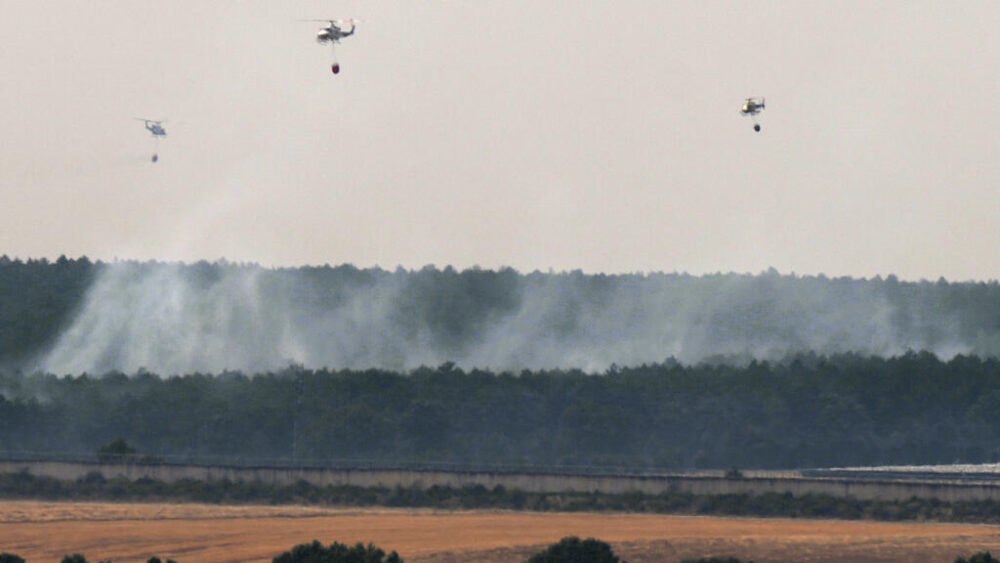 Unos helicópteros combaten un incendio forestal en la localidad española de Guardo, en la provincia de Palencia (norte), el 18 de agosto de 2025
