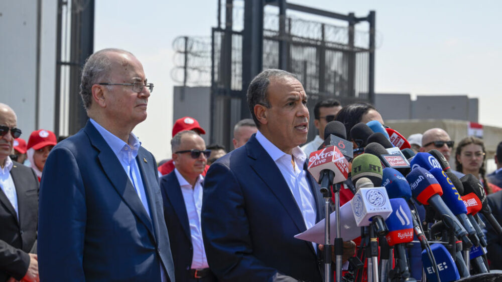 El ministro egipcio de Asuntos Exteriores, Badr Abdelatty (c), durante una conferencia junto con el Primer Ministro Palestino Mohammad Mustafa (I), en el punto de paso de Rafah el 18 de agosto de 2025