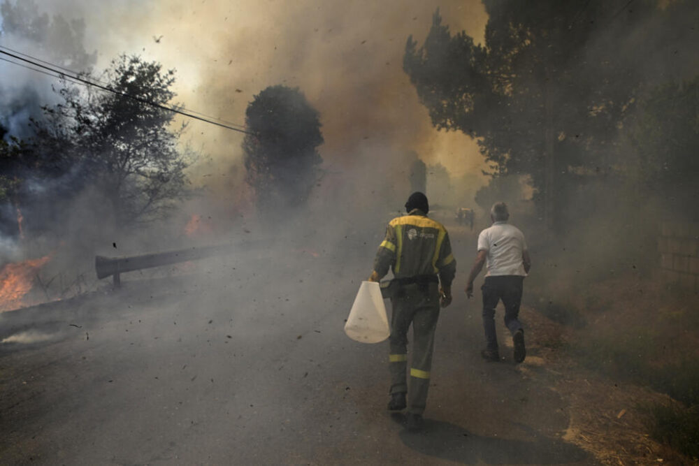 La lucha contra el fuego en Vilarino, en el municipio español de Carballeda de Avia, ubicado en la provincia noroccidental de Ourense, el 17 de agosto de 2025
