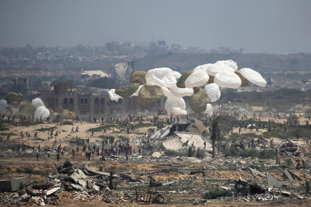 Ayuda humanitaria lanzada en paracaídas sobre Nusseirat, en la Franja de Gaza el 8 de agosto de 2025