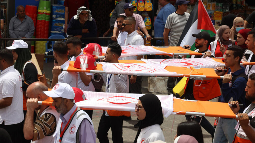 Personal de la Media Luna Roja piden protección para los trabajadores sanitarios y humanitarios en la Franja de Gaza, en Ramala, Cisjordania, el 12 de mayo de 2025