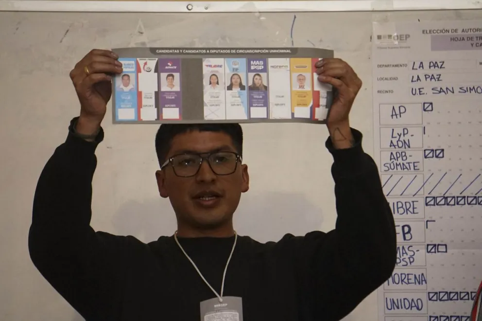 Un jurado electoral realiza el conteo de votos de una mesa. Foto: APG