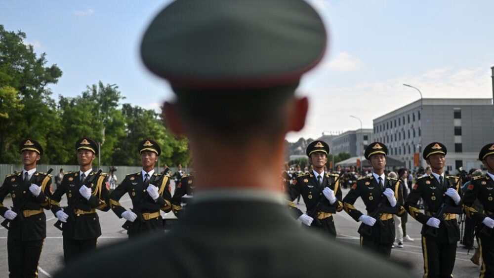 Personal militar ensaya el 20 de agosto de 2025 en Pekín para el desfile conmemorativo del 80º aniversario del final de la Segunda Guerra Mundial
