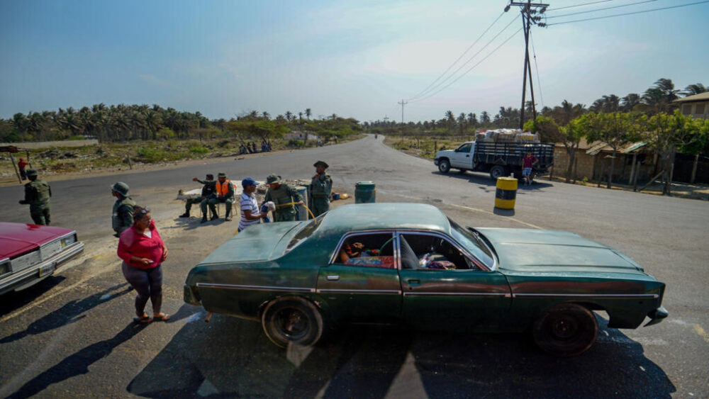 Unos soldados venezolanos revisan unos vehículos en un puesto de control en Paraguachón, en el estado de Zulia, el 14 de septiembre de 2015