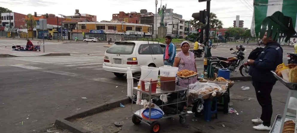 Una persona vende frutas y refrescos en la ciudad de Santa Cruz, en Bolivia la informalidad afecta a 7 de cada 10 personas. Foto: ABI
