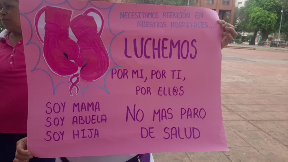 Los pacientes en emergencia por la falta de atención en el hospital | Fotografía: Deisy Cortez