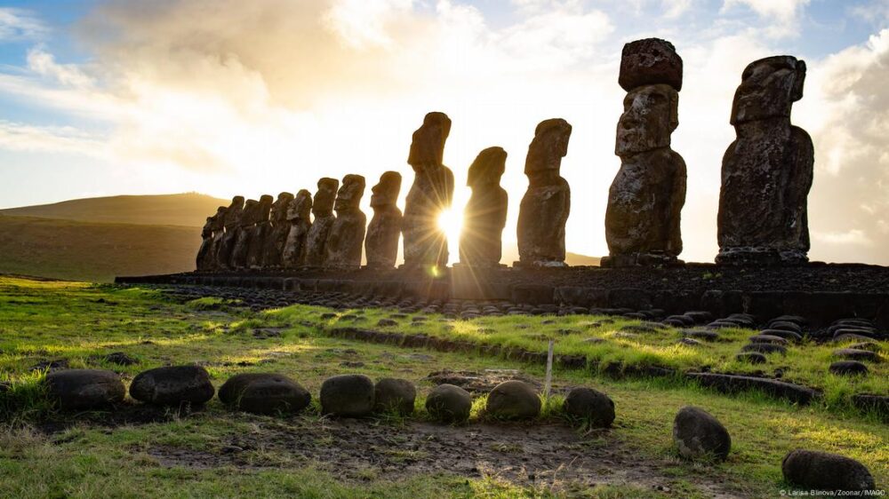 Moaís en Rapa Nui en un atardecer.