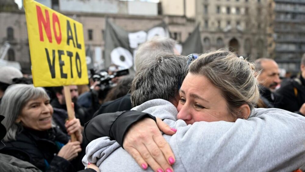 Manifestantes celebran frente al Congreso el rechazo de los diputados al veto del presidente, Javier Milei, a una ley que otorgaba fondos para atender a los discapacitados