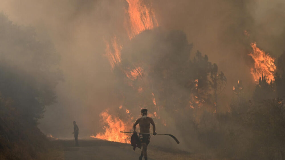 Incendio cerca de la localidad de Larouco, en el noroeste de España, el 13 de agosto de 2025