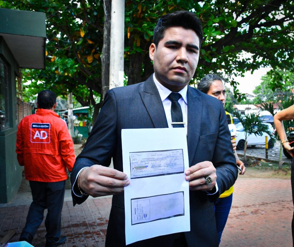 El director Jurídico del municipio, Carlos Honor, presentó la denuncia en la Felcc
