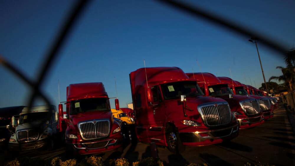 Estados Unidos ha suspendido la expedición de visados a los camioneros extranjeros. Aquí, camiones en Fontana, California. (Imagen ilustrativa)