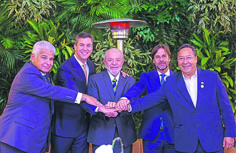 El presidente saliente de Bolivia, Luis Arce posa con otros mandatarios de países que integran el Mercosur. Fue en 2024, en Brasil.