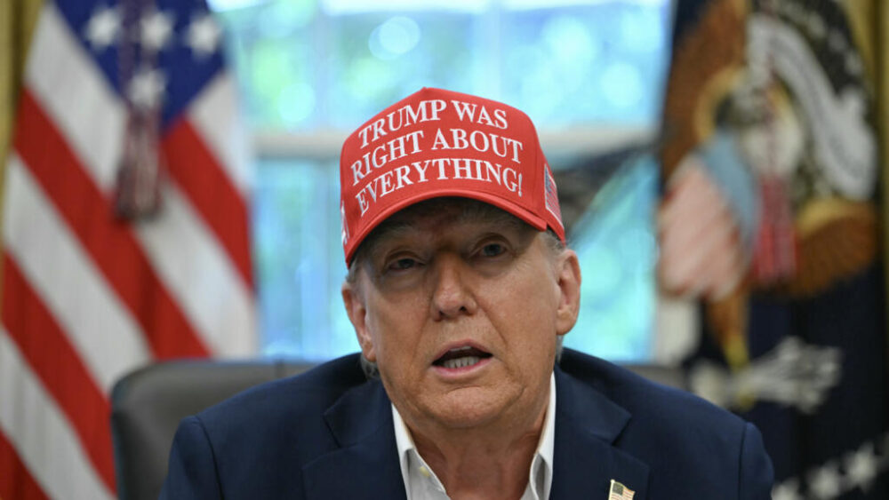 El presidente estadounidense, Donald Trump, se pronuncia desde el Despacho Oval de la Casa Blanca en Washington, el 22 de agosto de 2025.
