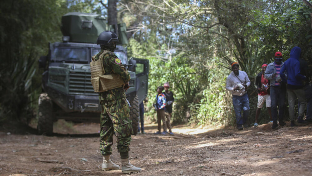 Un policía keniano patrulla el barrio de Kenscoff en Puerto Príncipe, Haití, el jueves 13 de febrero de 2025 (imagen ilustrativa).