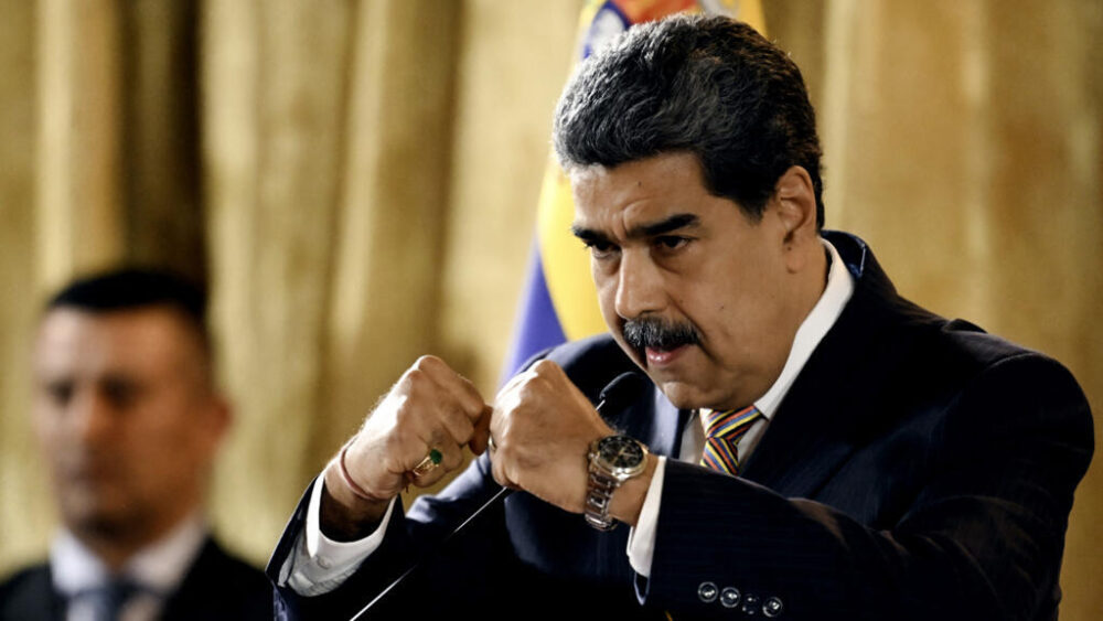 El presidente de Venezuela, Nicolás Maduro, gesticula mientras habla durante una reunión en la Asamblea Nacional en Caracas el 22 de agosto de 2025. El presidente de Venezuela, Nicolás Maduro, denunció el 22 de agosto de 2025 el despliegue militar estadounidense en aguas caribeñas como un plan "inmoral, criminal e ilegal" contra su país, con el objetivo de provocar un "cambio de régimen".