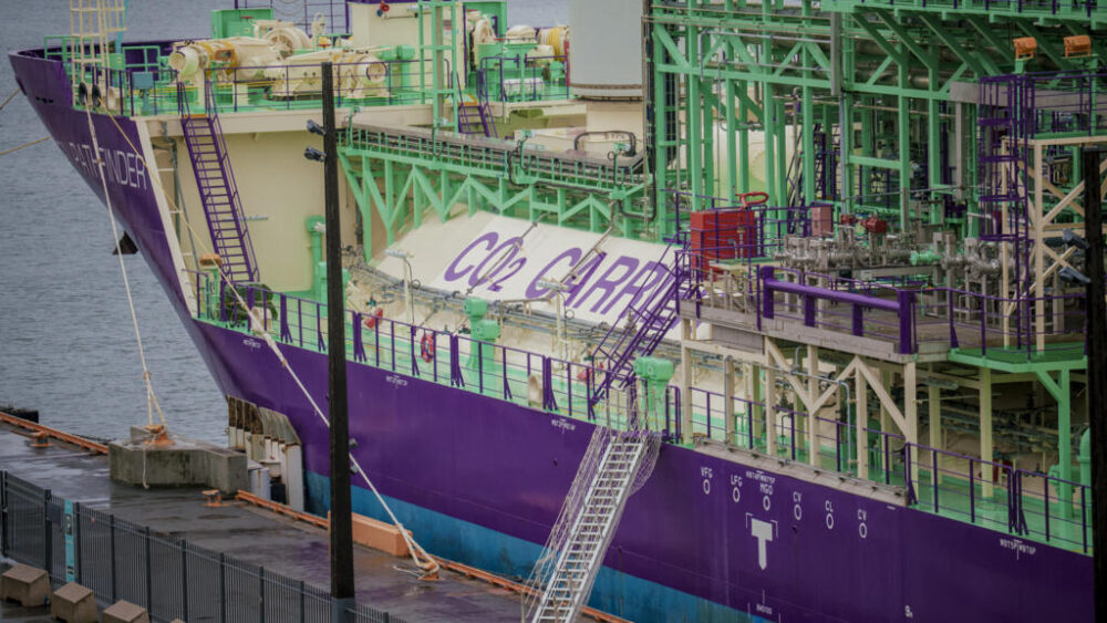 El buque transportador de CO2 licuado (LCO2) Northern Pioneer, de Northern Lights, fotografiado en Akershuskaia Oslo el 17 de junio de 2025, con motivo de la conferencia internacional de alto nivel sobre gestión del carbono. La captura y almacenamiento de carbono (CCS) consiste en capturar las emisiones de CO2 procedentes de procesos industriales o de la quema de combustibles fósiles. A continuación, este CO2 se transporta desde el lugar donde se ha producido en barco y se almacena a gran profundidad bajo tierra en formaciones geológicas.