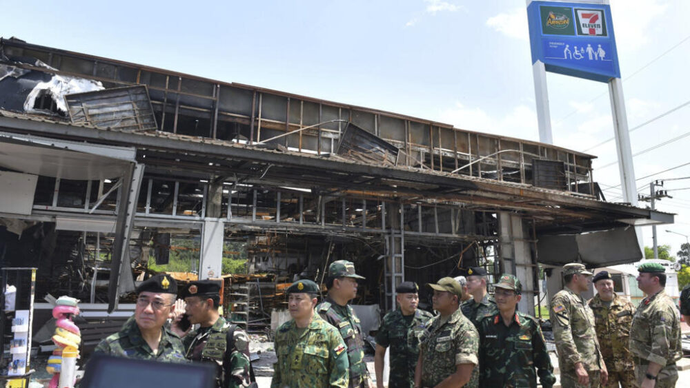 El 7-Eleven alcanzado por cohetes camboyanos el 24 de julio de 2025 en la provincia de Sisaket, Tailandia.