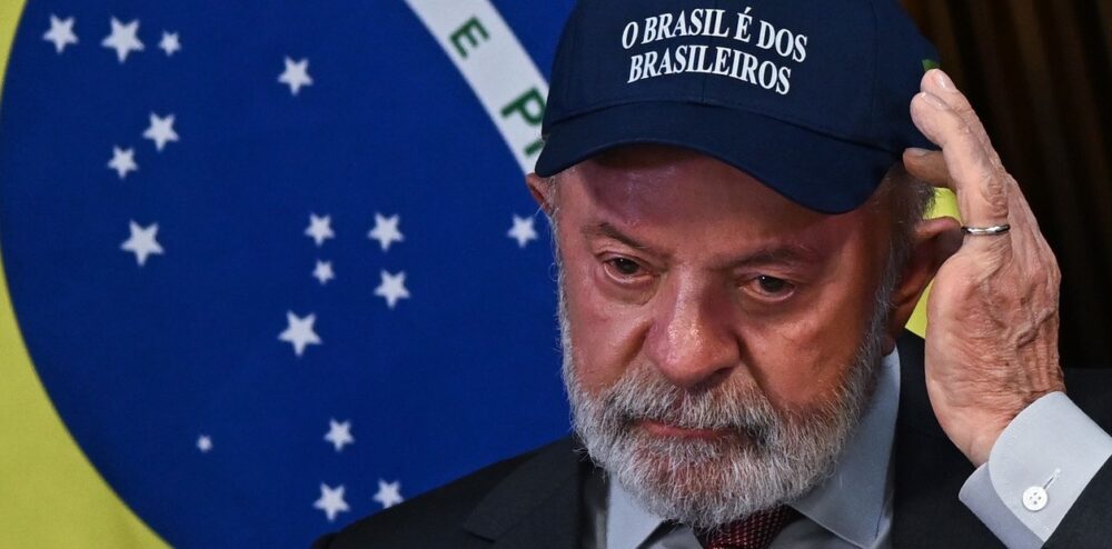 Estados Unidos revoca la visa del ministro de Justicia brasilero, anunció Lula, con una gorra azul y la leyenda: "Brasil es de los brasileños"
