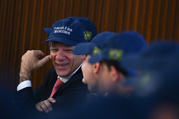 El ministro de Hacienda de Brasil, Fernando Haddad, con gorra azul. Foto: EFE