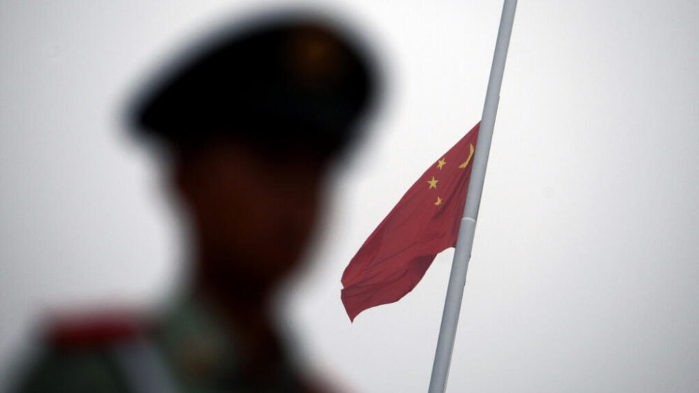 La bandera de China es izada en la Plaza de Tiananmen, en Pekín, el 8 de agosto de 2008
