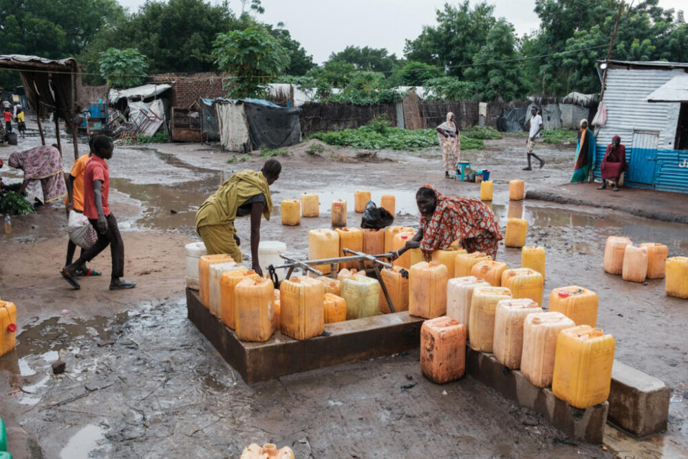 Unas mujeres llenan bidones de agua en una bomba manual en Maban, el 20 de agosto de 2025 en Sudán del Sur