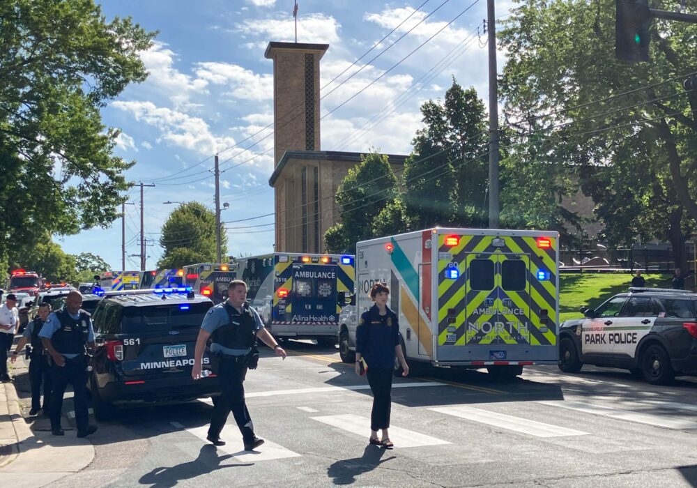 Policía y servicios de emergencia las afueras de la iglesia del colegio.