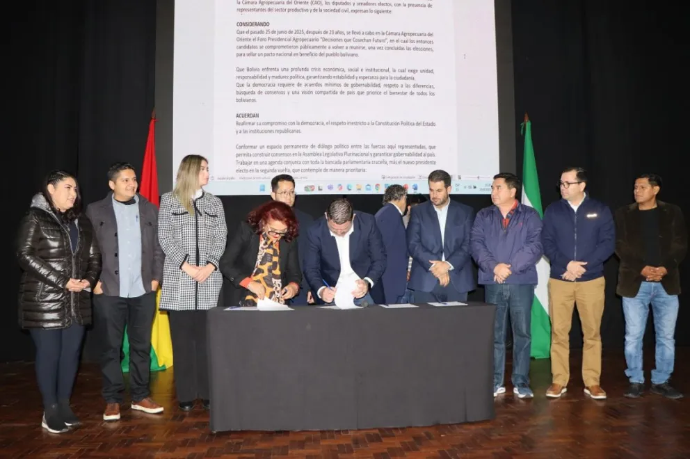 Empresarios del agro y autoridades electas firman el acuerdo alcanzado el lunes . Foto: CAO
