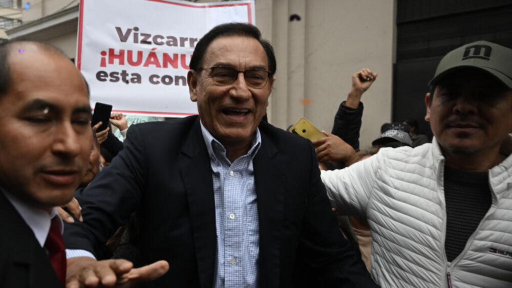 El expresidente de Perú (2018-2020) Martín Vizcarra (C) reacciona a su llegada a la sede de la Corte Superior del Poder Judicial para una audiencia de prisión preventiva, en Lima el 26 de junio de 2025.