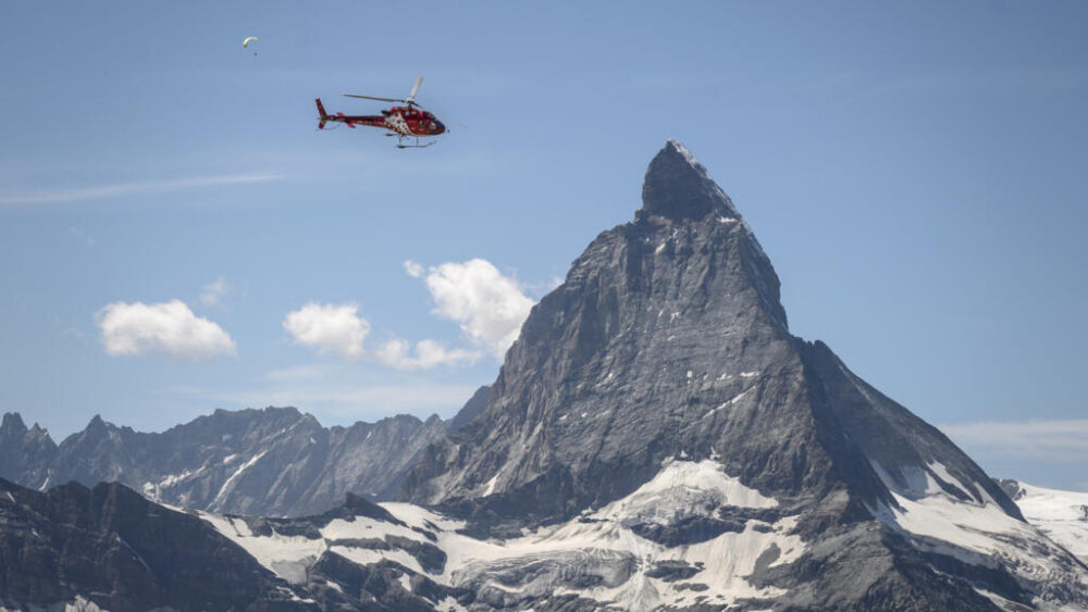 Un helicóptero vuela cerca del monte Cervino, sobre la turística estación de esquí suiza de Zermatt, el 8 de agosto de 2020