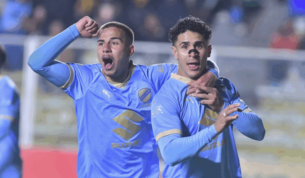 Robson y Cataño celebran el triunfo ante The Strongest. Foto. APG 