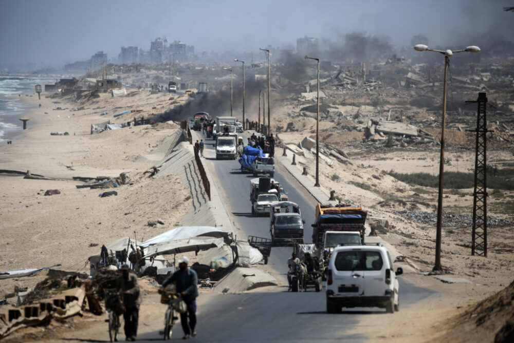 Largas filas de palestinos huyeron hacia el sur mientras Israel intensificaba sus operaciones alrededor de Ciudad de Gaza