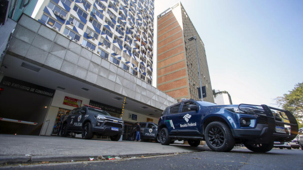 Vehículos policiales estacionados afuera de un edificio del centro financiero de Sao Paulo, en la avenida Faria Lima, el 28 de agosto de 2025.