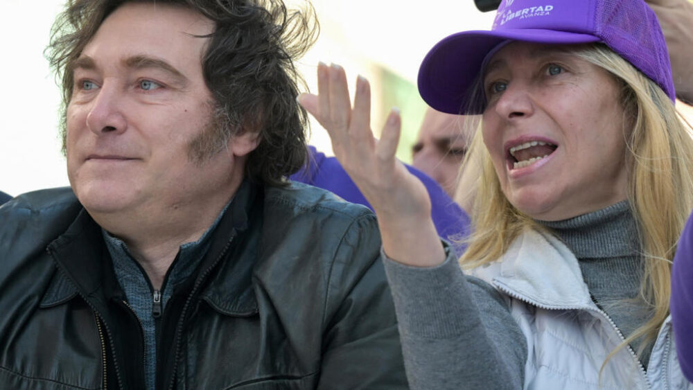 El presidente de Argentina, Javier Milei, y su hermana Karina Milei el 27 de agosto de 2025 en una caravana electoral en Lomas de Zamora, que fue atacada a pedradas.