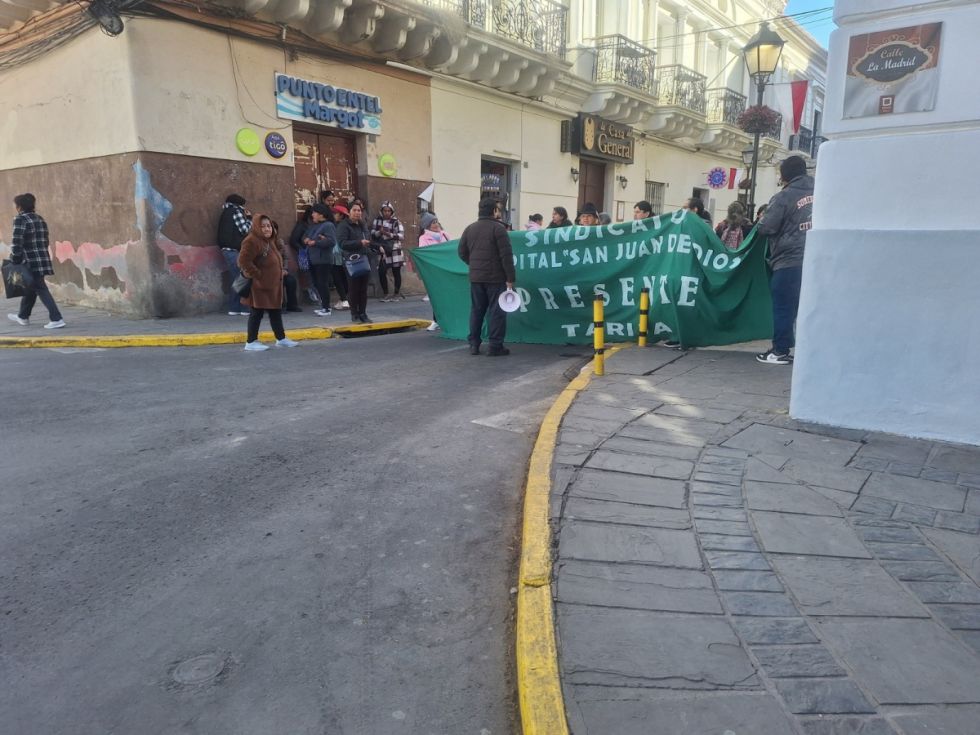 Anuncio de un paro indefinido ahonda lío por bono vacunación