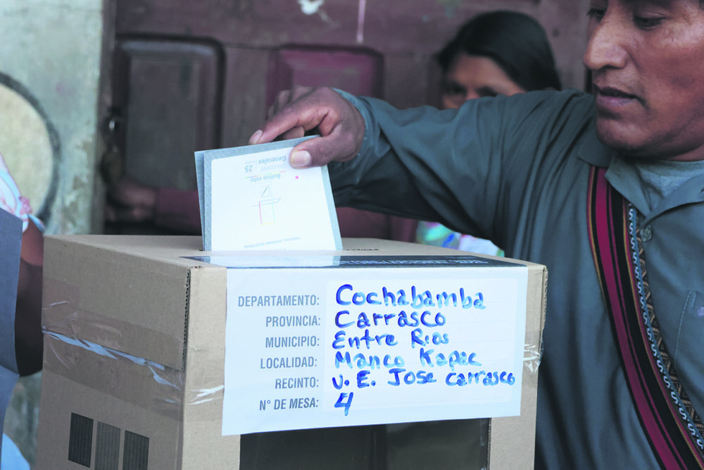 Un ciudadano de la provincia Carrasco de Cochabamba emite su voto en urnas. Fue en la primera vuelta el 17 de agosto.