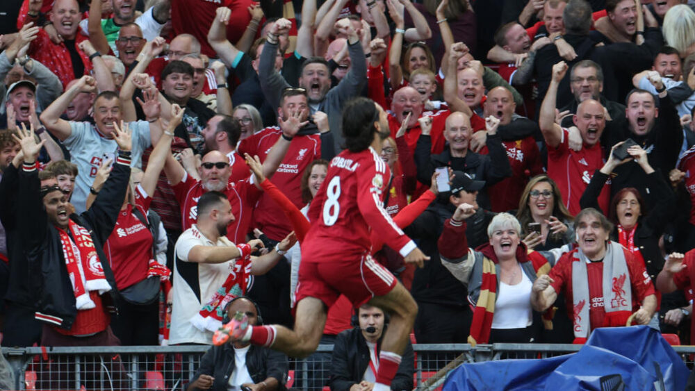 Dominik Szoboszlai celebra su gol para la victoria del Liverpool ante el Arsenal en la Premier League. En Liverpool (noroeste de Inglaterra), el 31 de agosto de 2025