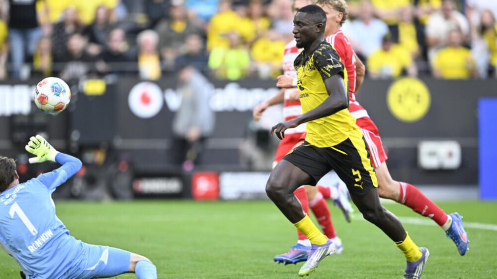 El delantero guineano del Borussia Dortmund, Serhou Guirassy, marca el segundo gol en el partido de su equipo ante el Unión Berlín, en la 2ª fecha de la Bundesliga, en Dortmund, Alemania, el 31 de agosto de 2025