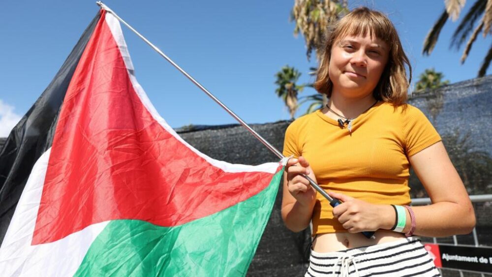 La activista sueca Greta Thunberg el 30 de agosto de 2025 en Barcelona, desde donde tiene previsto zarpar hacia Gaza
